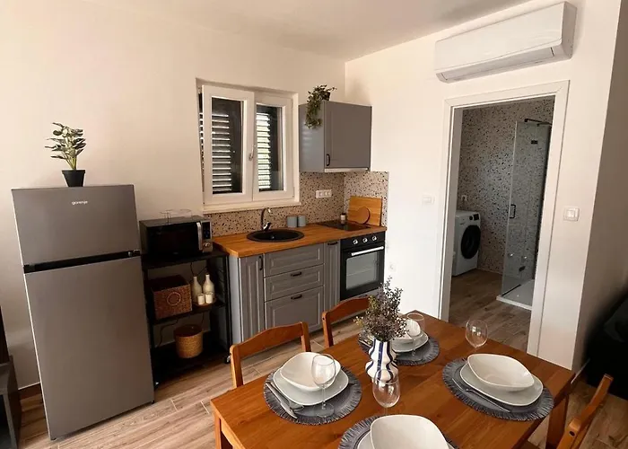 La Barquera * Brodarica (Sibenik-Knin)